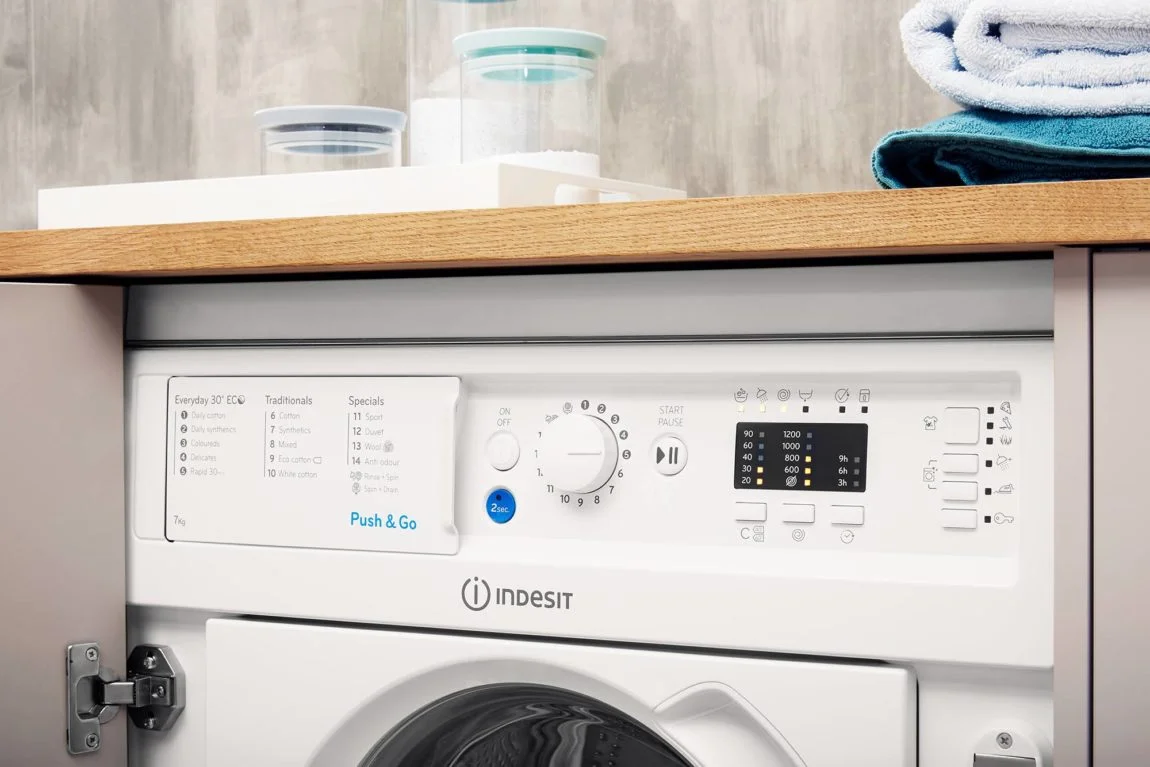 INDESIT BIWMIL71252UKN Built-in 7KG 1200 Spin washing machine - Image 2