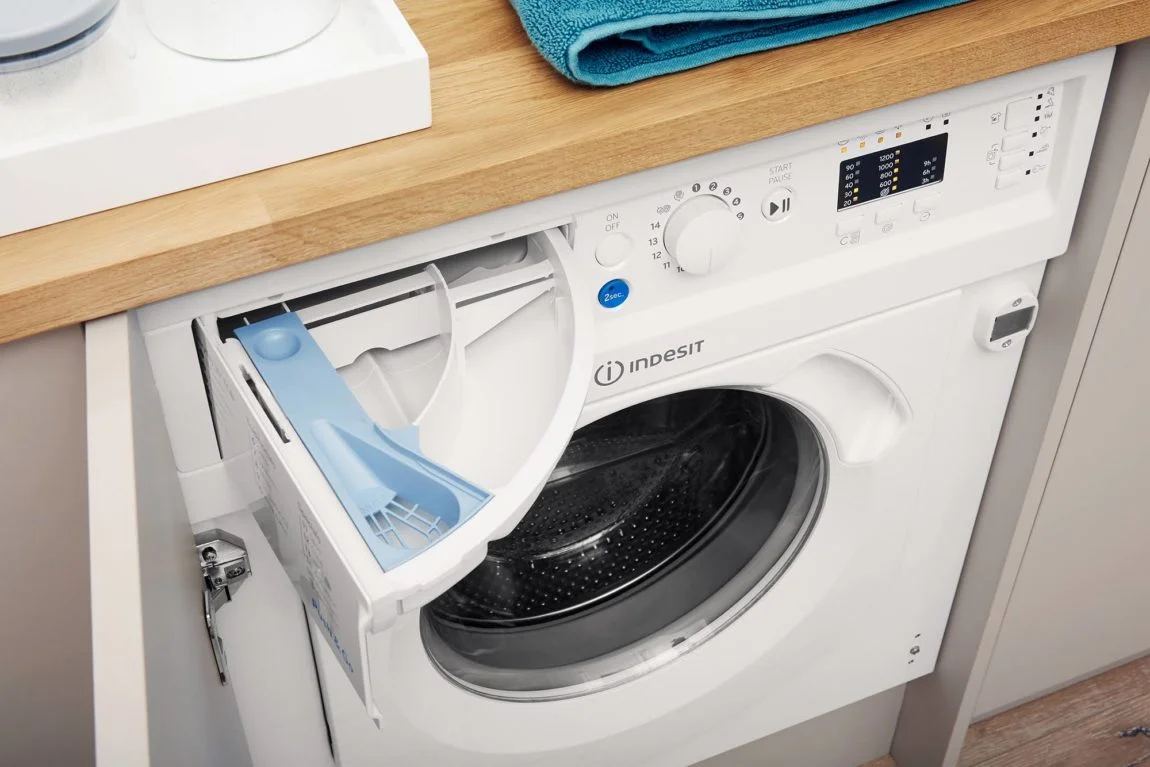 INDESIT BIWMIL71252UKN Built-in 7KG 1200 Spin washing machine - Image 3