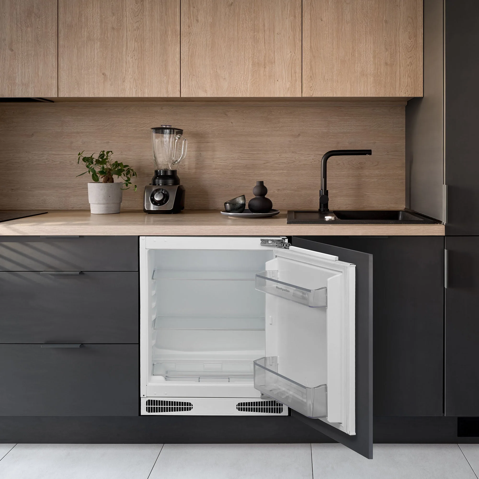MONTPELLIER MBUL134E Built-under larder fridge - Image 5