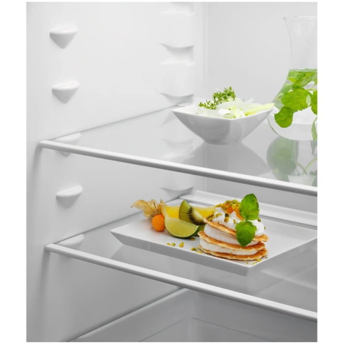 ZANUSSI ZNNN18ES3 Built-in 70:30 frost-free fridge freezer - Image 4
